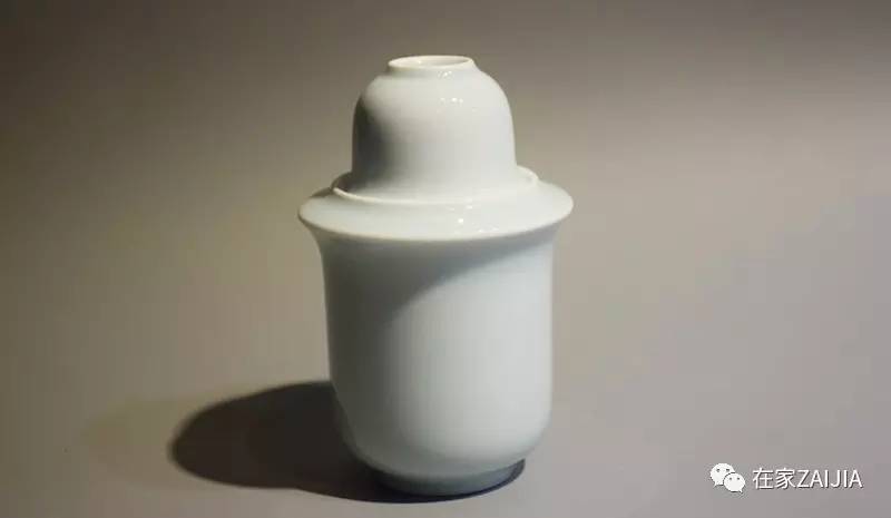 年夜饭香喷喷举起酒杯敬家人,年夜饭的碗和酒杯