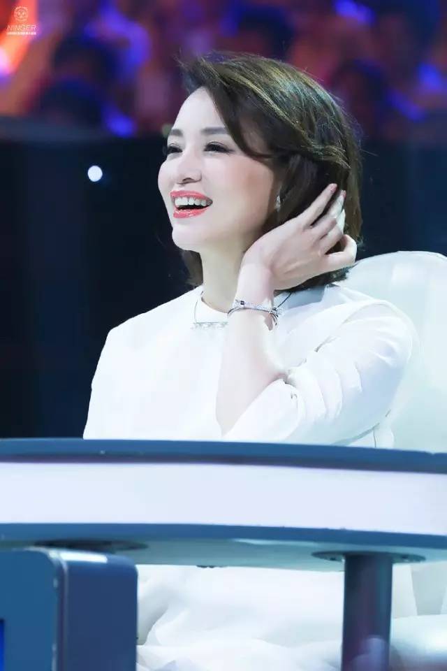 董卿口红蜜汁抢头条，这支网RED口红究竟是哪款？baby杨幂刘诗诗迪丽热巴……女明星同款唇色你也可以get！