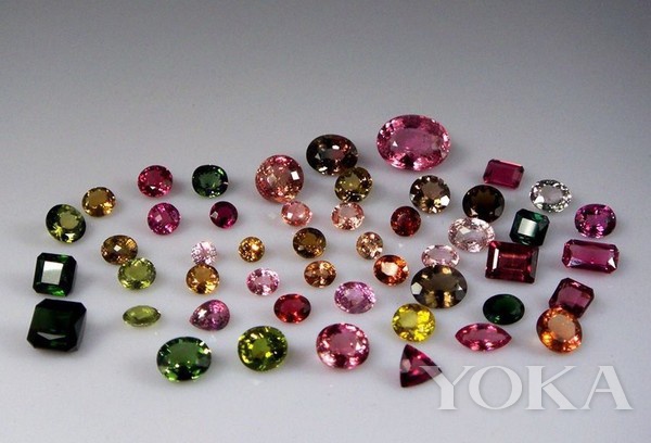 春节的甜蜜抢先尝将水果硬糖戴在身上