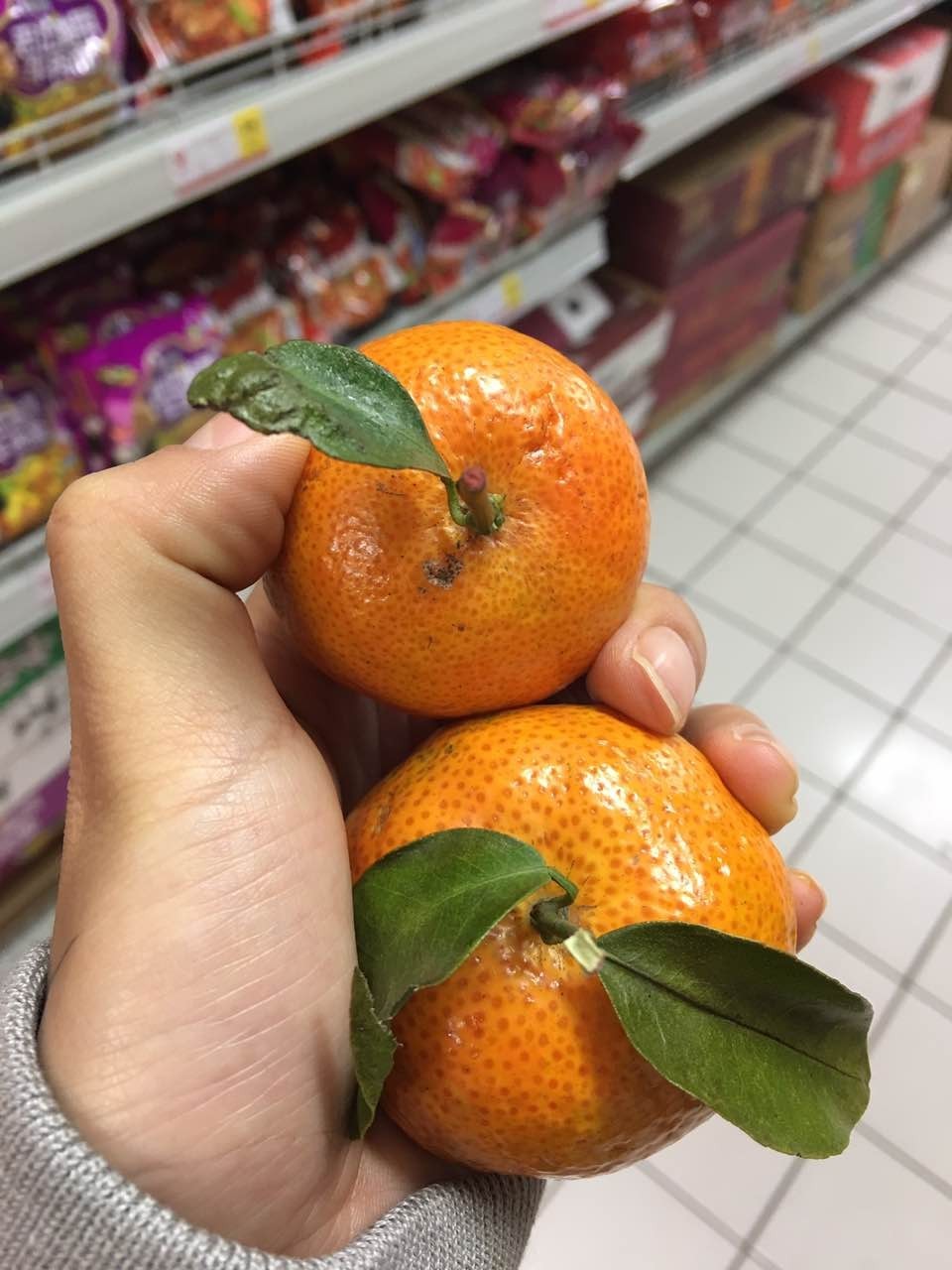 「微快讯」克拉玛依市民买到疑似染色的砂糖橘市场监管局已介入调查