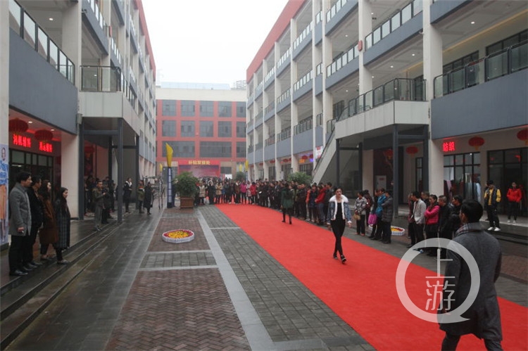 重庆服装产业配套中心正式开街采购面辅料成本降三四成