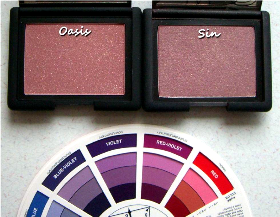 草木绿妆适合什么色,草木绿跟静谧蓝哪个色好看