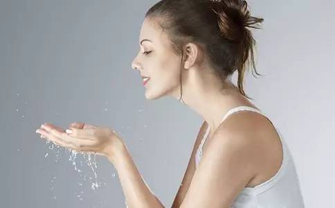 Madam问答室丨敷完面膜涂什么,学生*党**粉底,平价精华,贴片和睡眠面膜次数,平价隔离