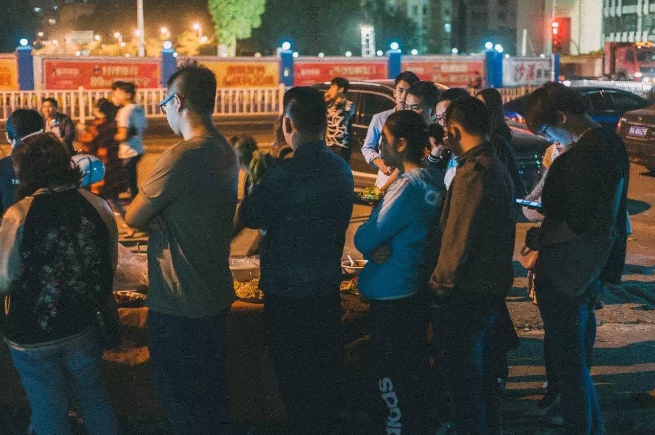 南宁夜晚摆摊生料粉,南宁柳沙夜市网红生料粉