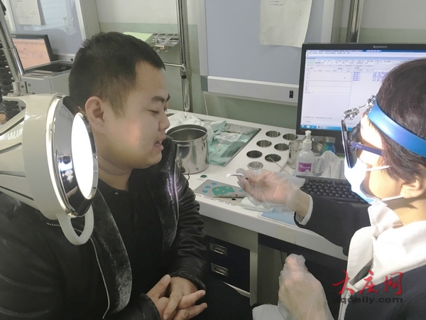 喉咙进去异物会自动排出吗,喉咙进异物