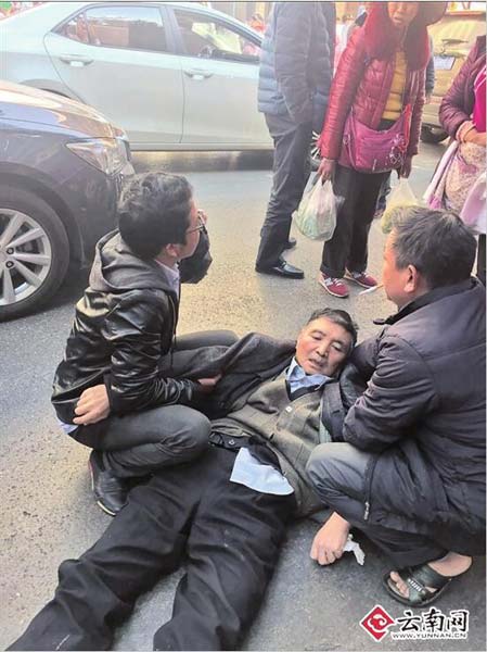 昆明街头老人摔倒,老人不慎摔倒路人纷纷上前帮忙