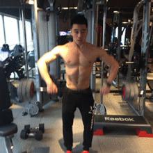 健身如何纠正溜肩姿势,健身新手怎么练肩