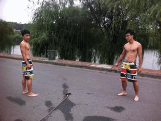 搞搞你就笑：帅哥，都说了稍微短一点