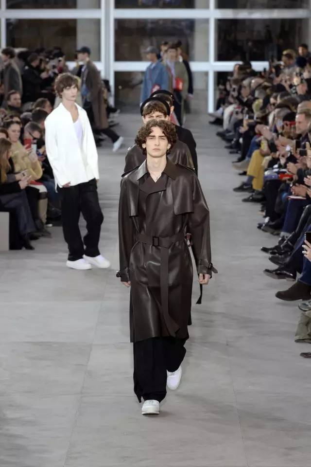 轰动时尚圈LouisVuittonXSupreme系列