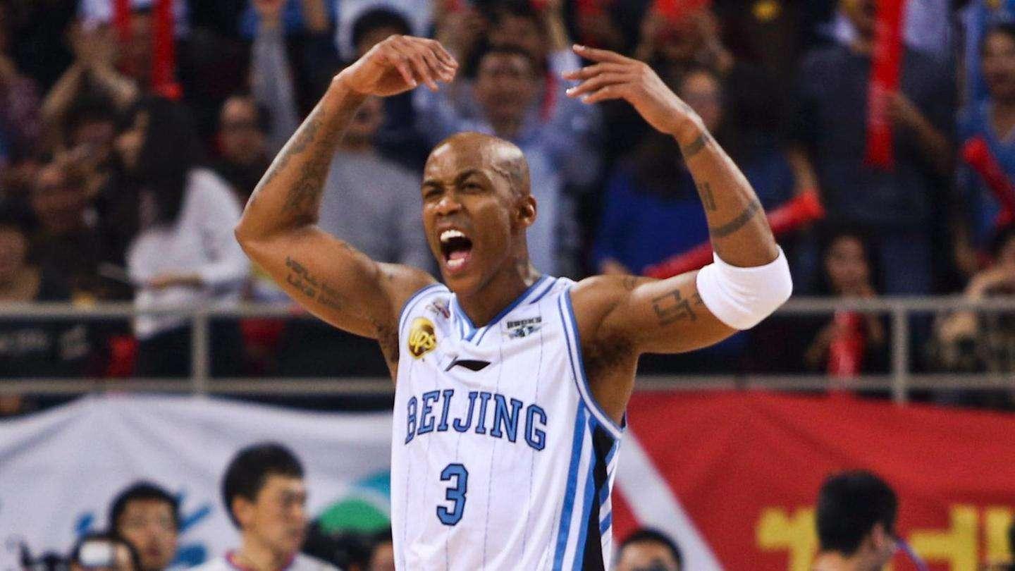 北京首钢夺冠马布里被罚出场,老马被双杀