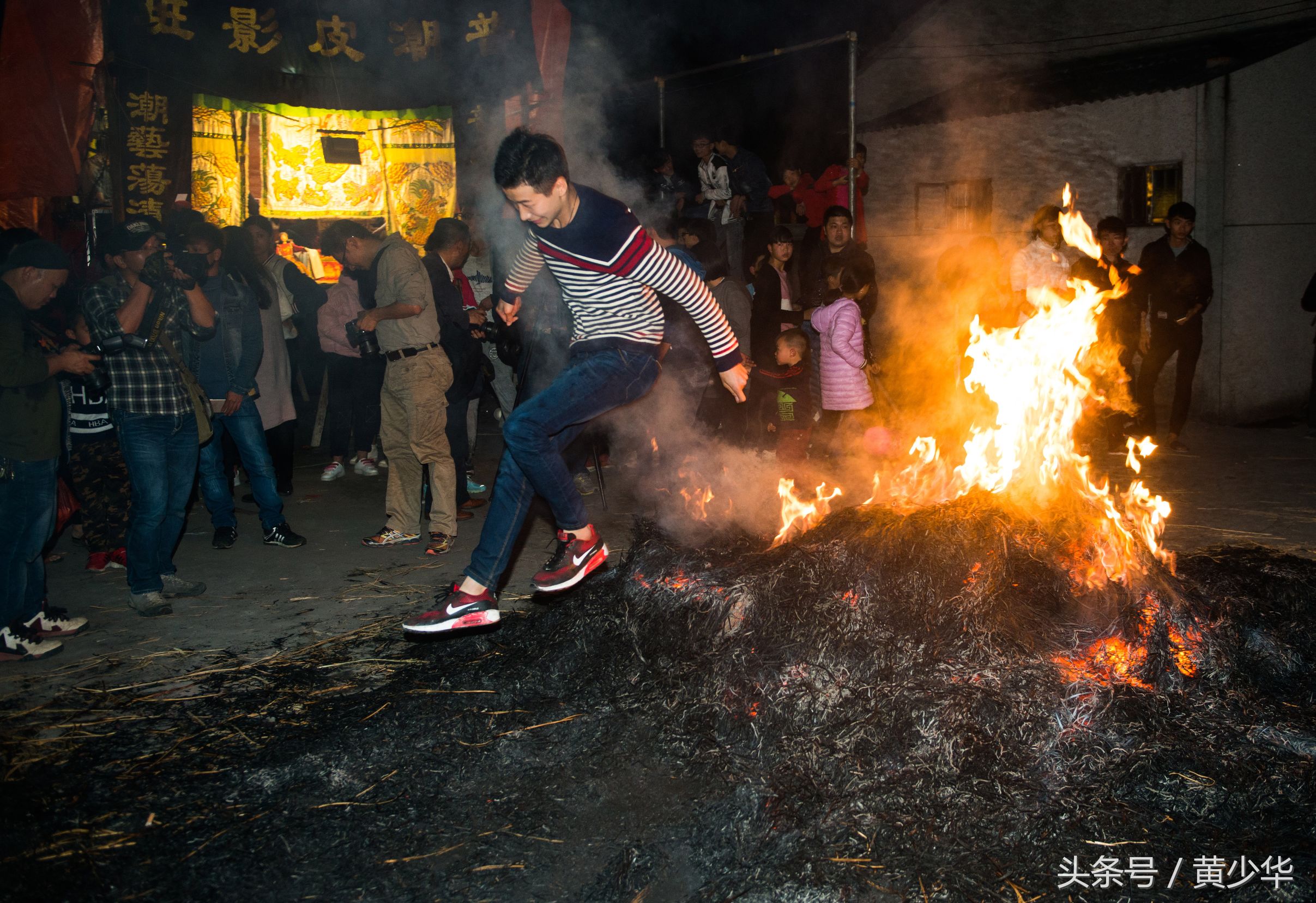 广东普宁民俗送香船跳火堆