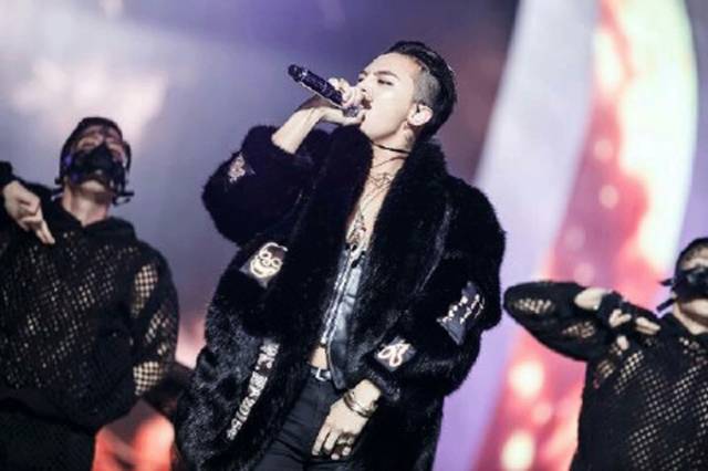 权志龙穿黑貂视频,权志龙穿黑貂演唱会