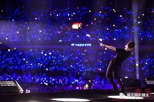 张杰下腰歌唱,张杰大张伟开场舞