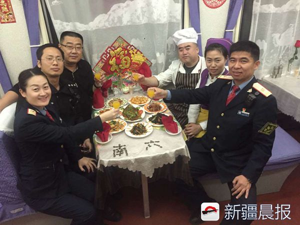 除夕夜两岁娃火车上发高烧列车长给娃物理降温细心照料