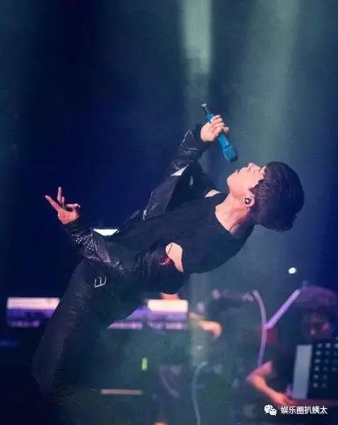张杰下腰歌唱,张杰大张伟开场舞