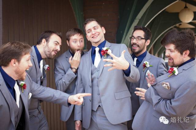 新郎怎么跟伴郎互动,新郎伴郎合影互动