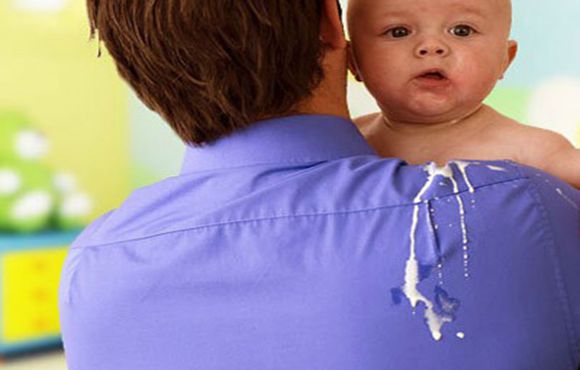 宝宝吐奶如何正确应对,怎么应对新生儿吐奶打嗝