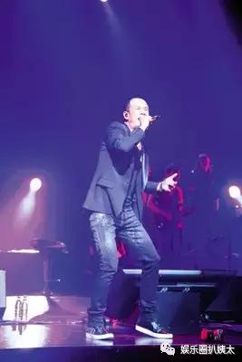 张杰下腰歌唱,张杰大张伟开场舞