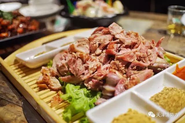 大金链子小手表先吃烧烤后泡澡,大金链子小手表吸着烟