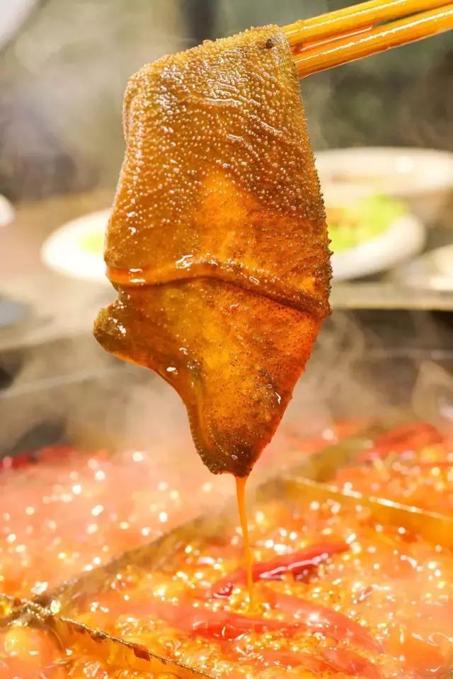 干倒了卖龙虾的，又抢了酒吧生意！这家店到底有什么魔力？