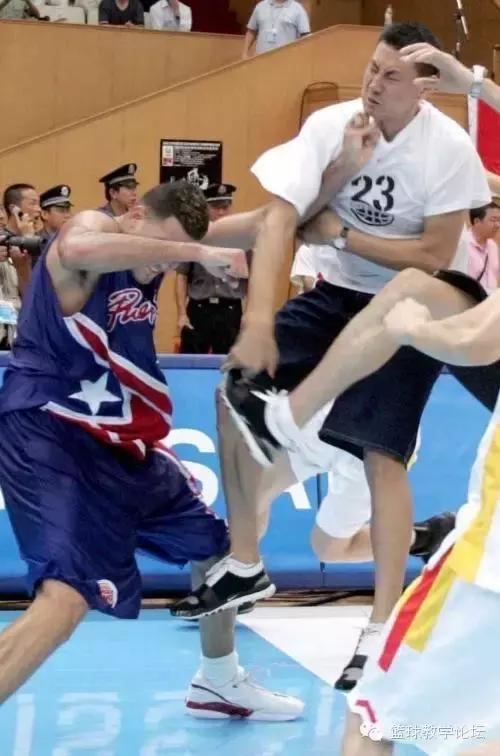 中国男篮打架集锦朱芳雨,李楠和朱芳雨数据