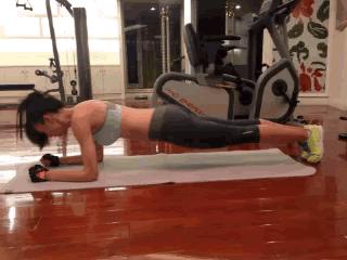 女生在家锻炼腹肌动作，好身材除了刻苦训练，没有别的办法