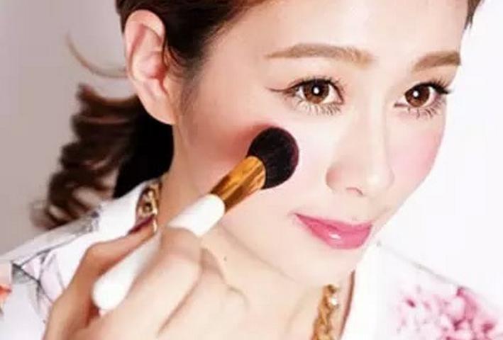 适合夏季的桃花妆,桃花妆搭配什么妆好看