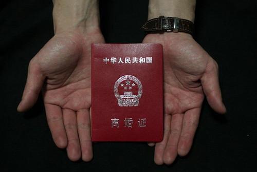 商人遭遇妻子背叛，带走妻子的男人得白血病，他却给了他们40万