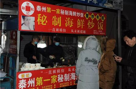 摆摊卖炒饭一年能赚100万吗,江苏卖炒饭的小伙