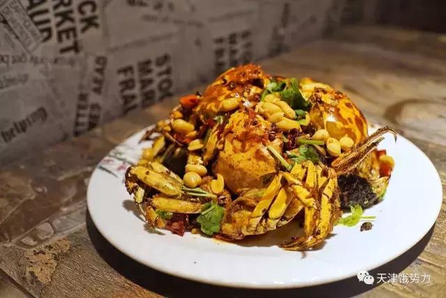 大金链子小手表先吃烧烤后泡澡,大金链子小手表吸着烟