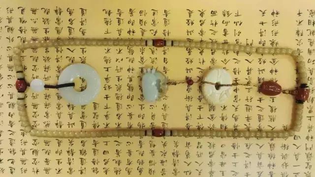 你这么丑就别戴南红了！