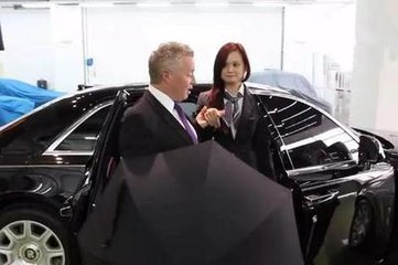 劳斯莱斯车里面的伞是干什么的,劳斯莱斯车里的一把伞值多少钱