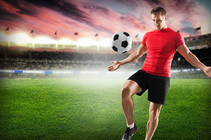 玩篮球和踢足球哪个累,打篮球比羽毛球累吗