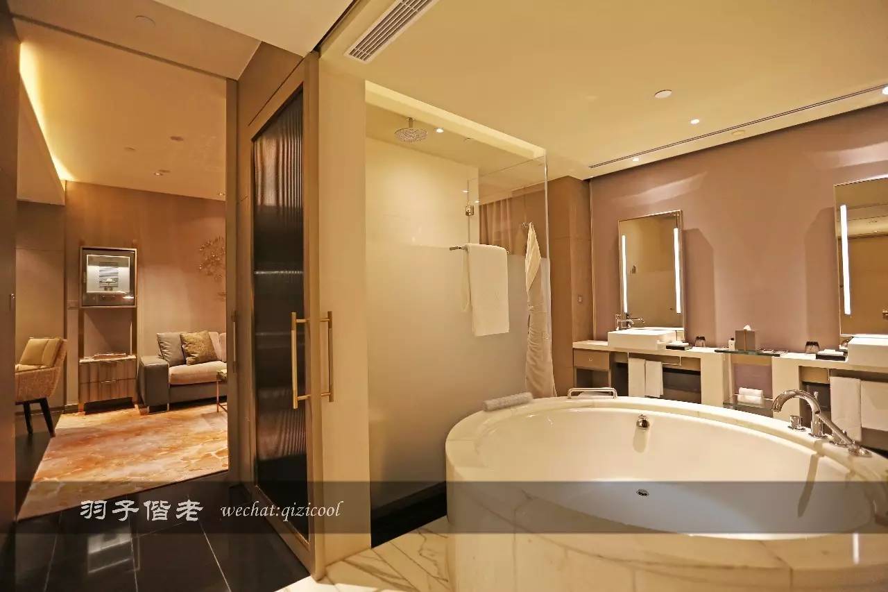 藏匿在繁华中环背后的丝丝暖意 (藏在繁华中环中的丝丝暖意)