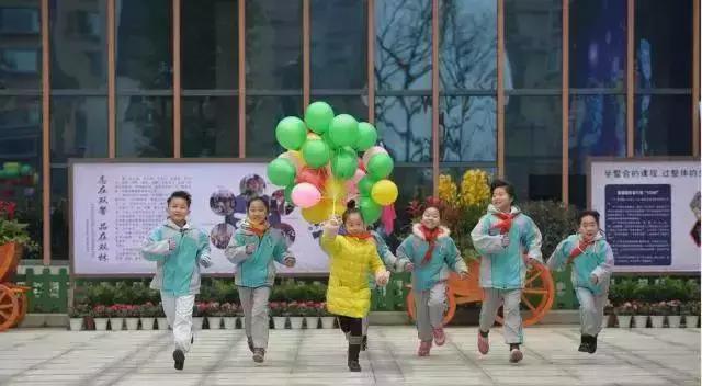 成都喝盖碗茶看川剧变脸图片,四川川剧变脸走进校园