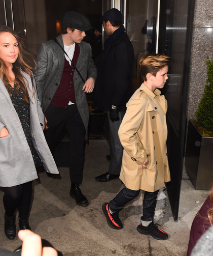 小七拎1.6万潮包捧场妈咪贝嫂时装秀，碧昂斯之女潮包1.3万