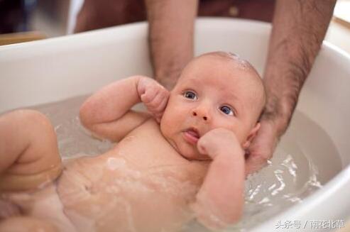 3个月宝宝洗澡的正确方法和步骤,育儿师给宝宝洗澡