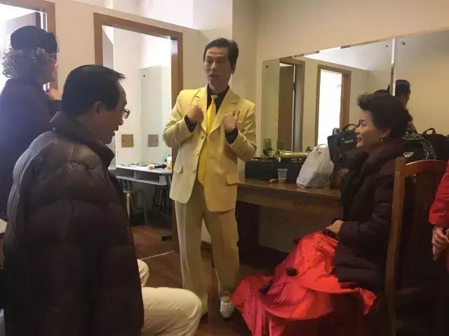 55岁的本帮“费玉清”,眼保健操音乐竟也能让他听得如痴如醉