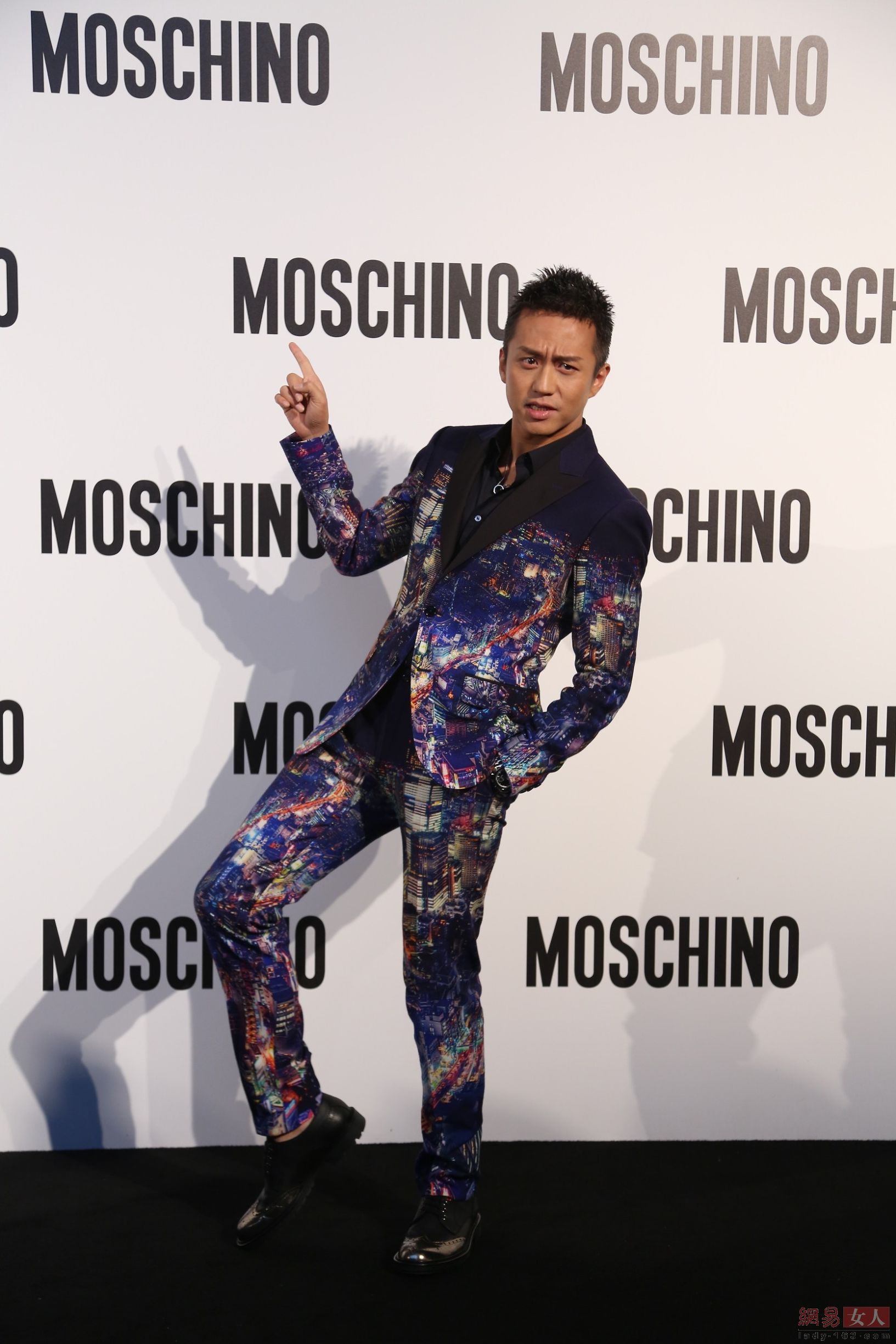 水瓶男单独和你在一起,典型的水瓶座男星