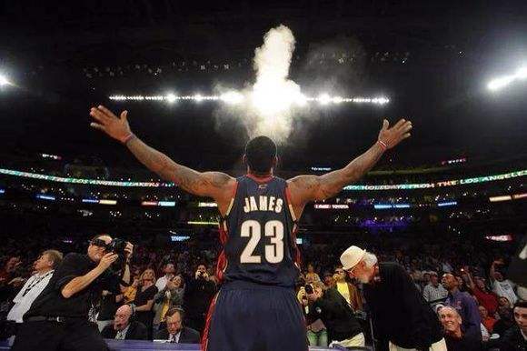 科比压哨绝杀韦德詹姆斯,07年科比麦迪对决比赛录像