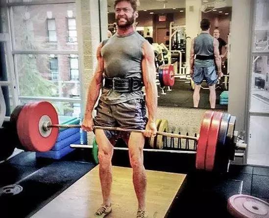 休杰克曼还会不会演金刚狼了 (休杰克曼牵手爱妻现身)