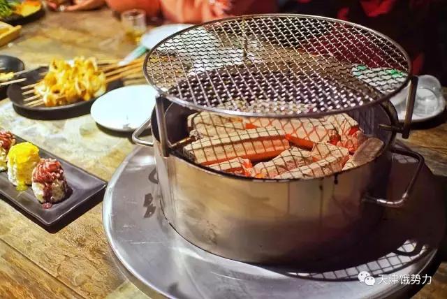 大金链子小手表先吃烧烤后泡澡,大金链子小手表吸着烟