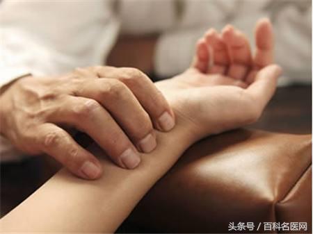 湿气会引起皮肤干燥粗糙吗,体内湿气重皮肤却很干中医辨证