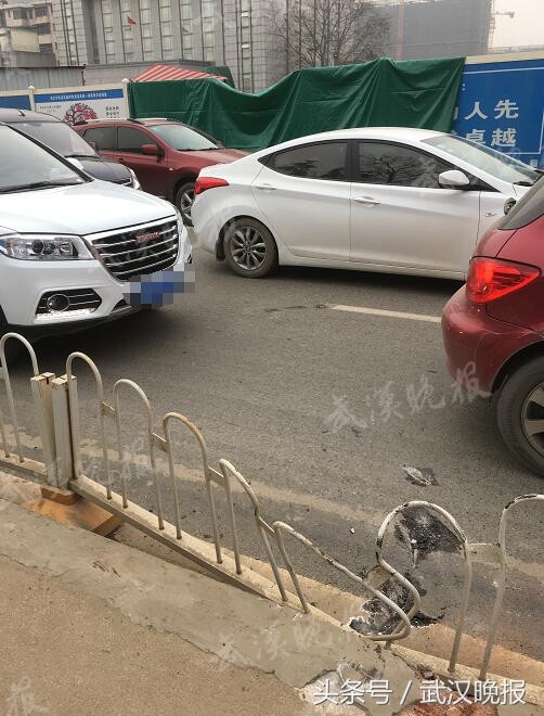 武汉汉阳塔吊钢管掉落事故视频,武昌吊车倒塌事件