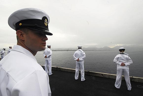 水兵穿这套服装走在那里都备受瞩目，但裤子为何设计成女式模样