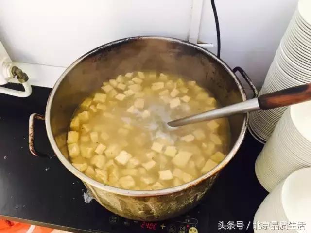 一天1万个都不够,这个北京爷们用40年创造了麻酱烧饼的传奇!