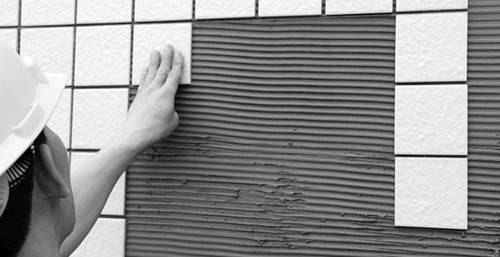 刚贴的瓷砖脱落是什么原因,装修后家里的瓷砖脱落怎么办