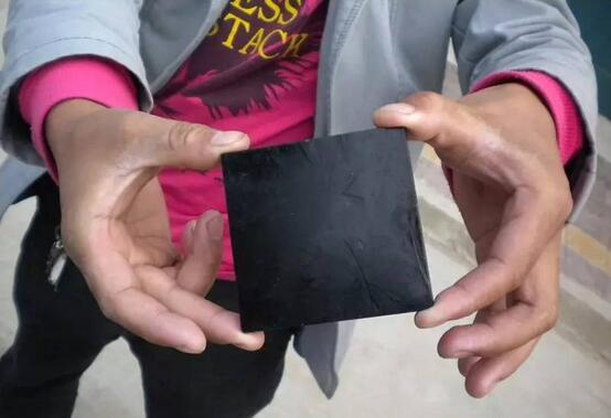 这丝滑，像抚摸刚出水的女人的肌肤一般