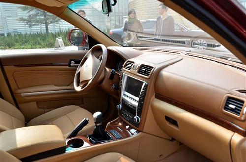 远看像保时捷的车,远看像黑色近看是紫色的车