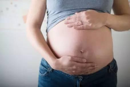 嘉兴女子怀孕17周腹中现西瓜大巨型囊肿重达5斤